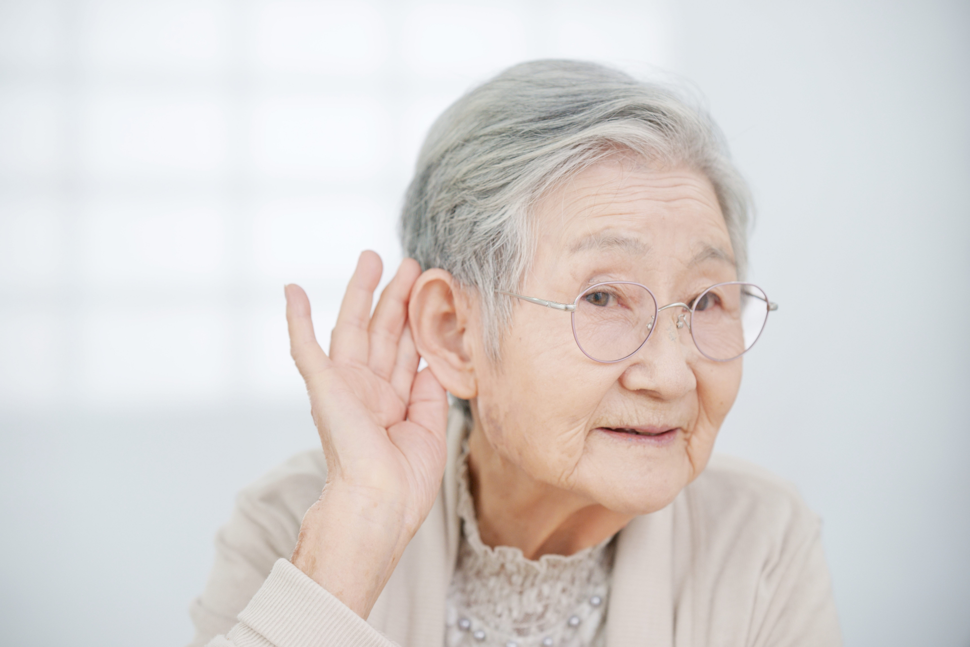 耳が聞こえづらいと「認知症」になりやすい?