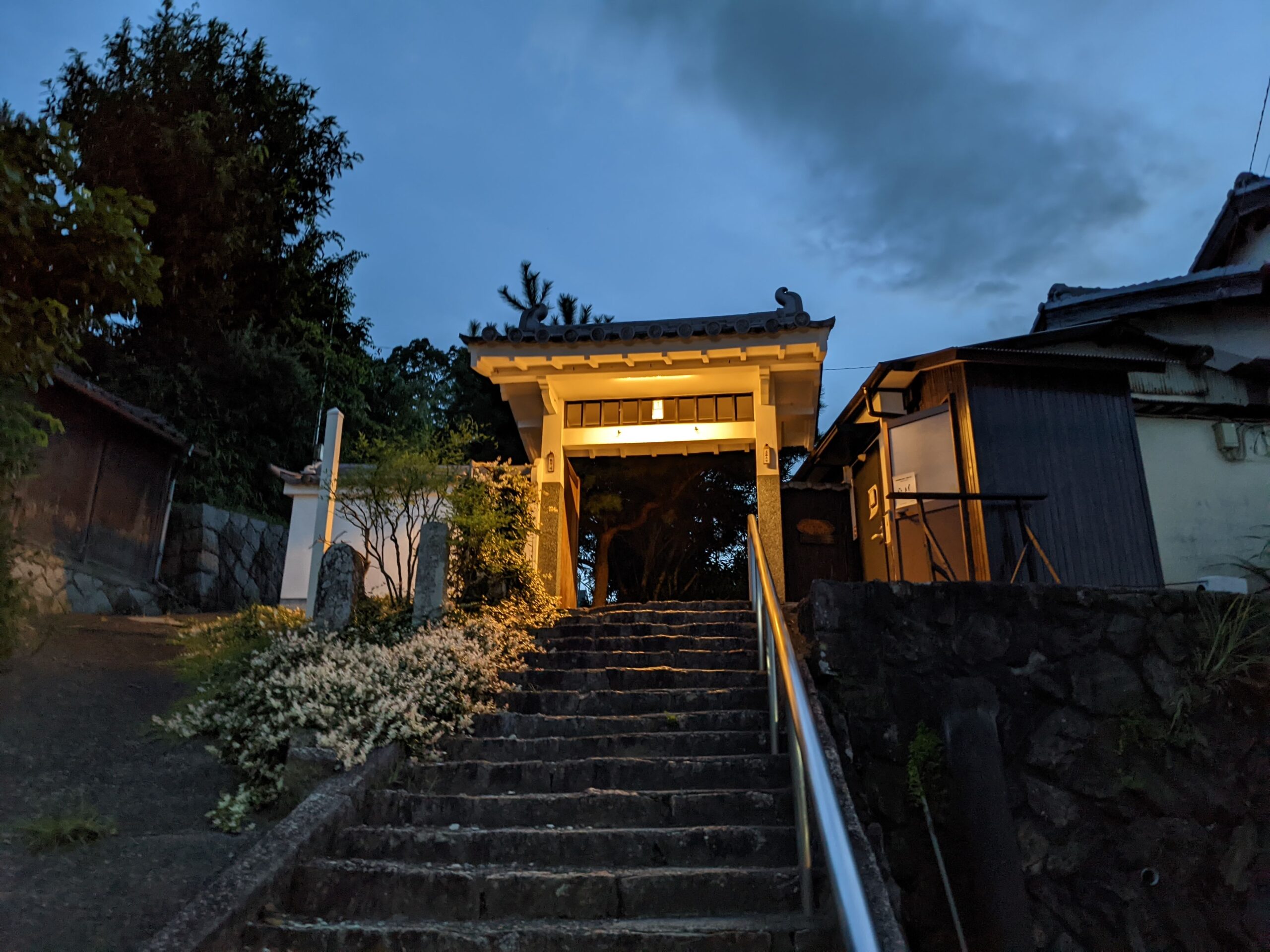 妙見寺の門（夕刻）